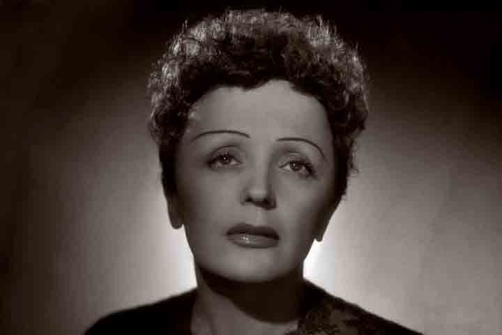 Aos sete anos, ela contraiu ceratite, uma inflamação da córnea, e ficou temporariamente cega - teria recuperado a visão após uma peregrinação religiosa, fato que ela mesma considerava um milagre.
