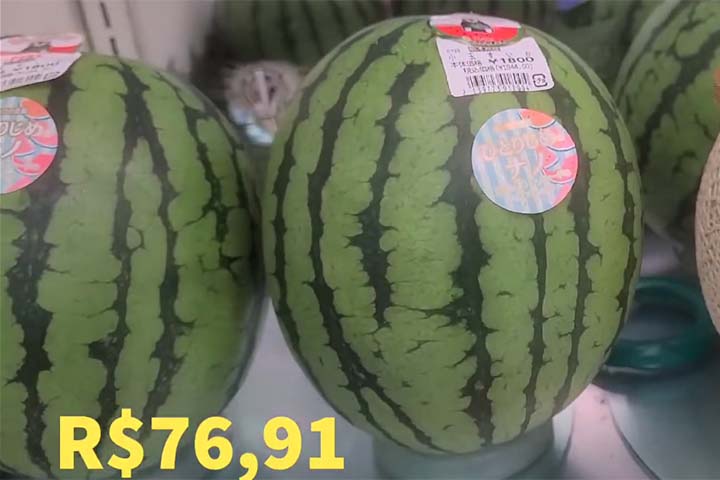 No canal Sansei, em que o youtuber Cristiano mostra seu dia a dia e curiosidades do mundo nipônico, o preço das frutas também ganhou destaque. A moeda no Japão é o iene, porém os valores aqui apresentados já estão devidamente convertidos para o real. A mini melancia, por exemplo, custa cerca de R$ 76,91. 