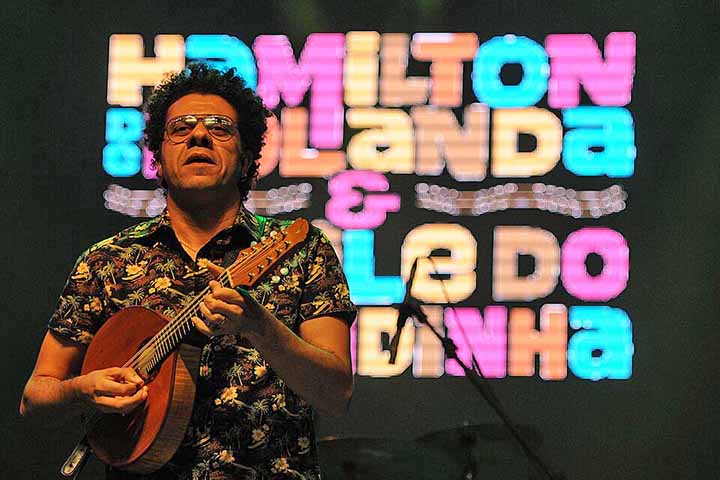 Aos cinco anos, recebeu um bandolim de presente do avô, instrumento que definiria sua vida. Sua formação musical foi fortemente moldada pelo Clube do Choro de Brasília, onde desenvolveu suas habilidades e paixão pelo gênero.