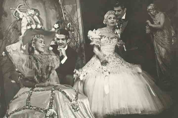 Dercy conquistou popularidade nas décadas de 1940 e 1950, quando se tornou uma das principais estrelas do teatro de revista, gênero que dominava a cena carioca e que misturava humor, música e sátira política. 
