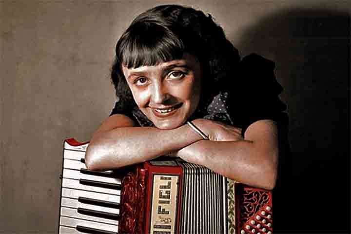 A adolescência de Piaf foi vivida nas ruas. Aos 15 anos, a jovem de apenas 1,47m cantava em calçadas, bares e esquinas, e já chamava atenção por uma voz de timbre incomum e por sua intensidade emocional. 
