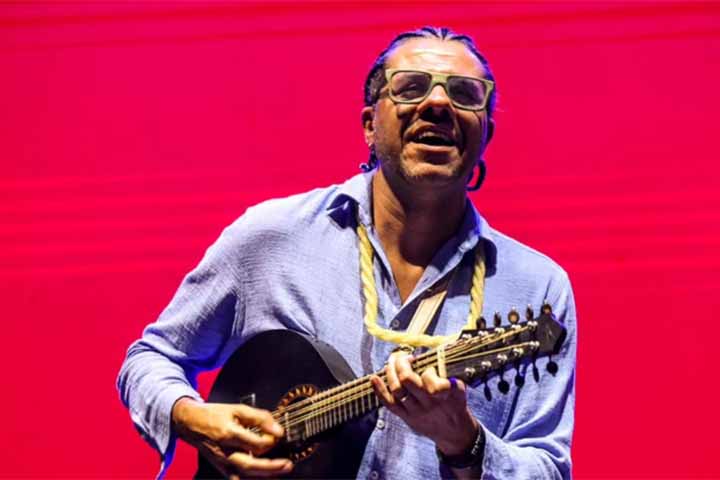 Hamilton de Holanda revolucionou a forma de tocar bandolim ao adicionar duas cordas extras ao instrumento, totalizando dez cordas, o que expandiu suas possibilidades harmônicas e melódicas.