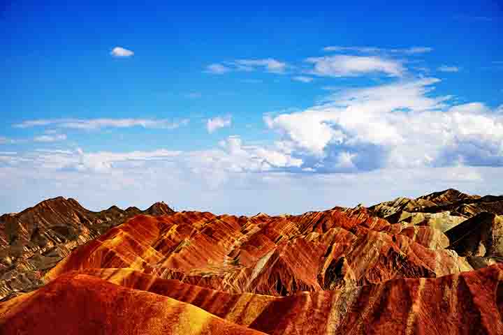 Mais especificamente, a aparência das montanhas é o produto de depósitos de arenito e outros minerais, comprimidos e elevados pela mesma atividade das placas tectônicas que formaram os Himalaias. 