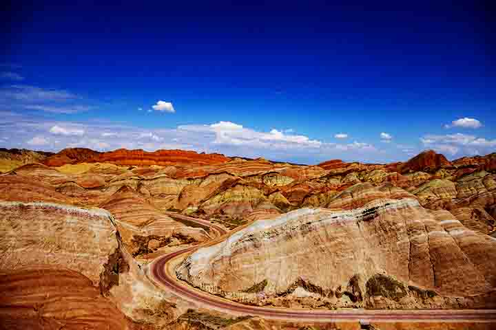 Além do seu valor estético e turístico, o Parque Zhangyeé de grande importância científica, pois fornece informações sobre o processo de formação da crosta terrestre ao longo de milhões de anos.