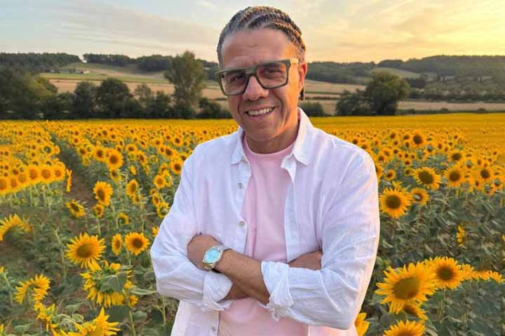 O disco conta ainda com participação especial do saxofonista norte-americano Chris Potter, presente em três faixas e parceiro recorrente de Hamilton. 