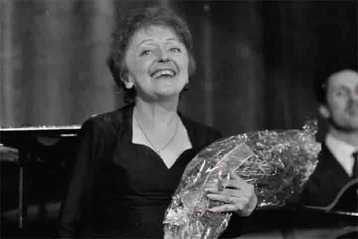 Em 1935, ela foi descoberta por Louis Leplée, dono do cabaré Le Gerny’s, no bairro parisiense de Pigalle. Ele a apelidou de La Môme Piaf - expressão popular francesa que significa “pequeno pardal” - e a apresentou à elite parisiense. A estreia foi um sucesso imediato.
