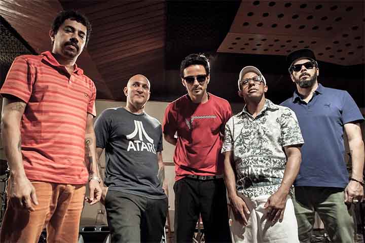 Além disso, ele cresceu rodeado de música folclórica regional, como também o som que ecoava pelas ruas de Recife, como maracatu, ciranda, embolada e coco.