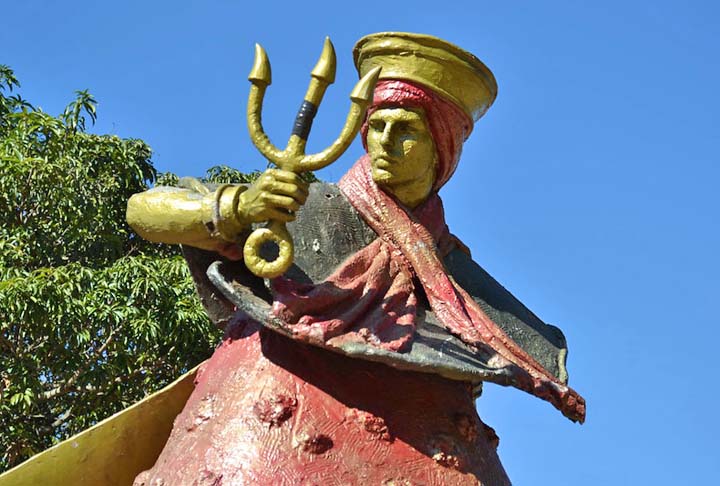 O Exu está associado ao poder sobre o mundo espiritual e dos humanos, uma espécie de mensageiro. E, como guardião, utiliza o poder do tridente para mostrar força e proteção.