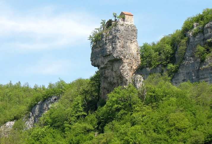 Em 1946, historiadores determinaram que as ruínas pertenciam inicialmente a um antigo local de culto construído no século V. 