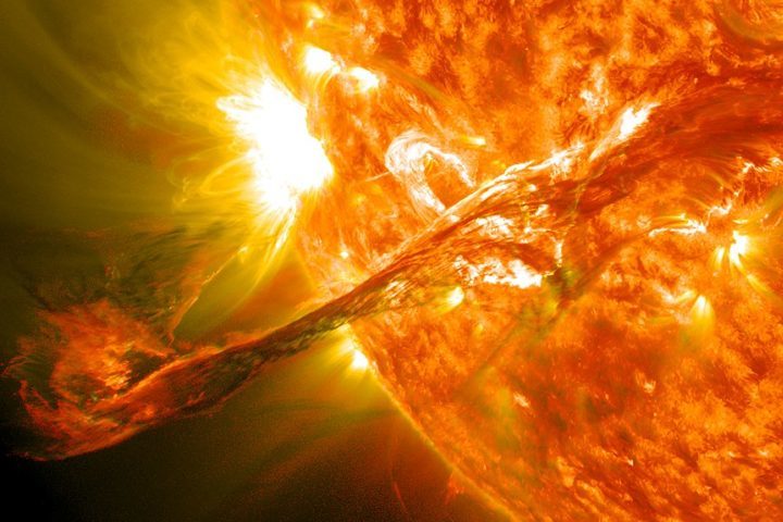 Transformação: Em aproximadamente 5 bilhões de anos, o Sol se transformará em uma gigante vermelha. Nesse processo, ele se expandirá enormemente, engolindo Mercúrio, Vênus e possivelmente a Terra.