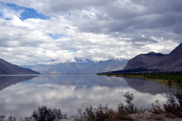 O território é cortado pelo rio Indo, que divide a área em Kohistan do Indo, a leste, e os Kohistan de Swat e Dir, a oeste.