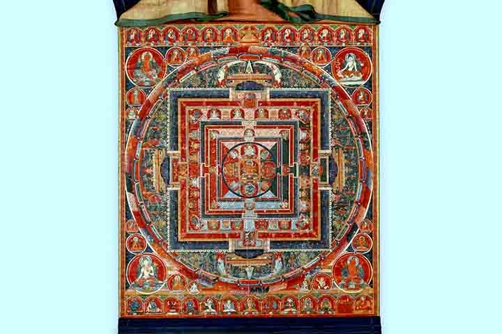 No tantrismo, compõe-se de círculos e quadrados concêntricos (com um centro comum) formando uma imagem simbólica do mundo e que servem de instrumento para que as pessoas façam a  meditação.[