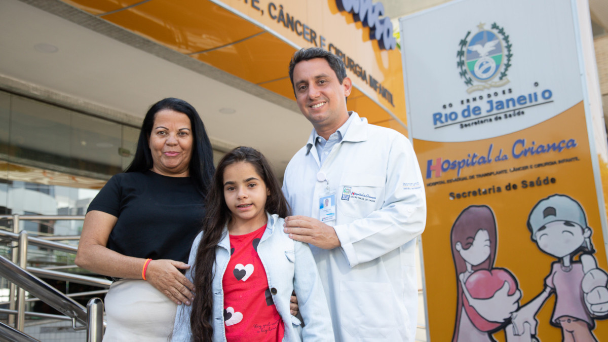 Todo ano, Fátima Aparecida Farias manda mensagem ao dr. Ricardo Ribas para agradecer pelo transplante de rim que há 9 anos salvou a vida da sua filha Vitória Farias Soares, hoje com 14 anos