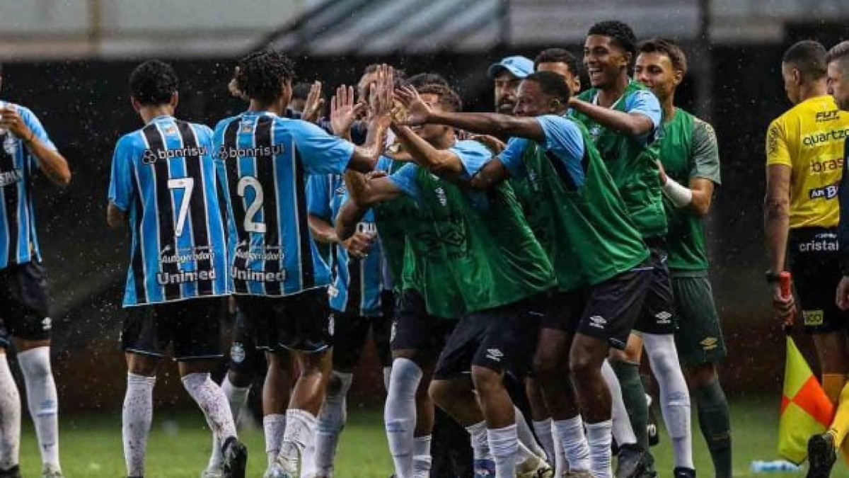 Gremistas fazem 3 a 0 no Falcon, que ganhou o título sub-20 de seu estado, e largam na frente do Grupo 2 da competição paulista
