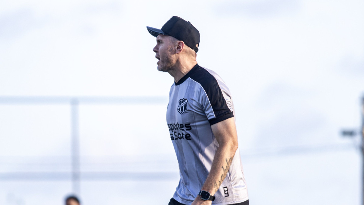 Mozart, técnico do Ceará, durante primeiro treino em Porangabuçu