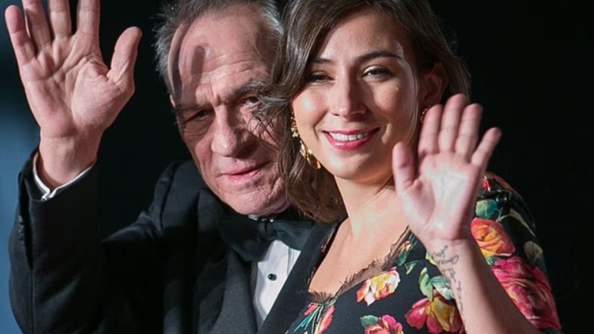 Victoria Jones, filha do ator Tommy Lee Jones, foi encontrada morta na madrugada de Réveillon, 1º (Jones e Victoria foram fotografados em outubro de 2017 na abertura do Festival Internacional de Cinema de Tóquio daquele ano)