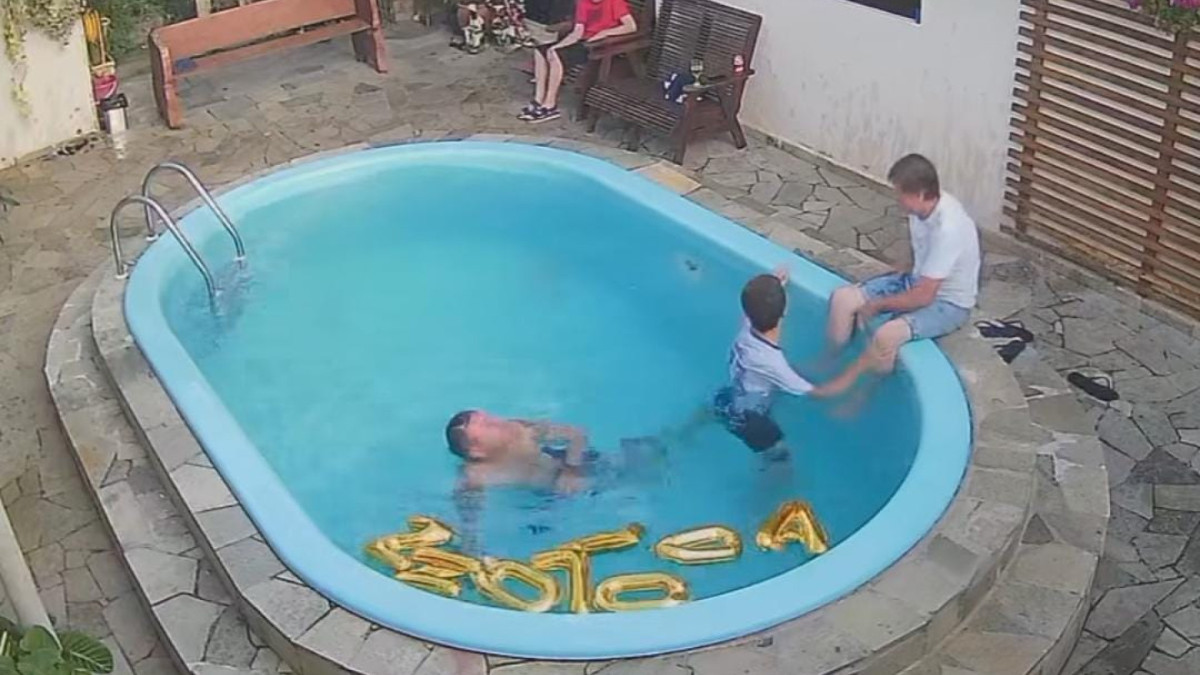 Homem aparece desorientado na piscina após bater a cabeça no fundo dela