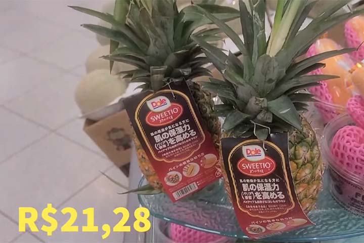 O abacaxi custa cerca de R$ 21,28, e pode ser considerado um dos mais baratos pelas frutas apresentadas no canal Sansei em seu vídeo.
