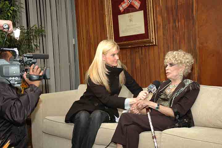 Dercy Gonçalves morreu em 19 de julho de 2008, aos 101 anos, no Hospital São Lucas, em Copacabana, vítima de complicações de uma pneumonia. O governo do Rio de Janeiro decretou três dias de luto oficial. Atendendo a um desejo seu, ela foi sepultada em pé, dentro de uma pirâmide de cristal em sua cidade natal, Santa Maria Madalena.

