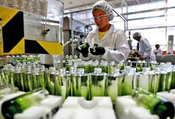 A fabricação de perfumes tornou-se uma arte em si, com o surgimento de destilarias e métodos de extração cada vez mais complexos. No século XIX, com o avanço da química, a perfumaria deu um grande salto.