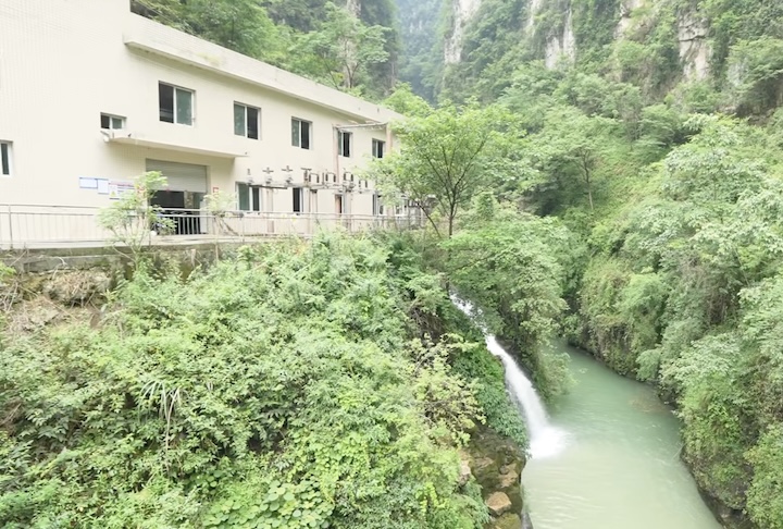 A situação começou a melhorar quando a usina elétrica da região abriu uma trilha na encosta e instalou postes. 