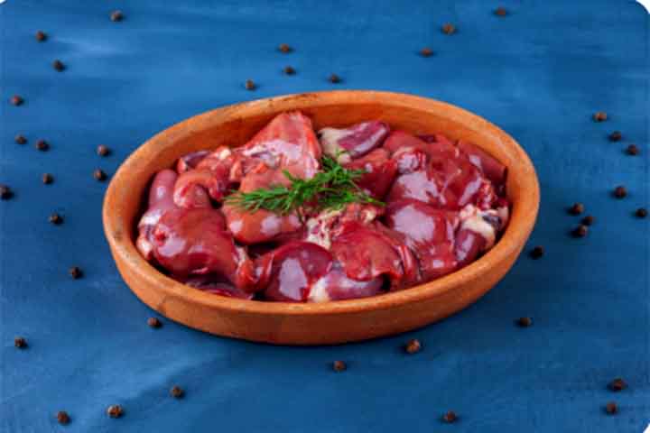 Em 100 gramas de moela crua, há em torno de 18 gramas de proteína, praticamente o equivalente nutritivo de outros cortes de carne, mas com teor de gordura bastante reduzido - geralmente menos de 3g de gordura total. 
