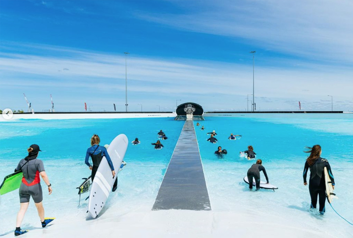 A Urbnsurf também revelou que a construção gerou 300 empregos temporários, injetando 267 milhões na economia local pelos anos seguintes.