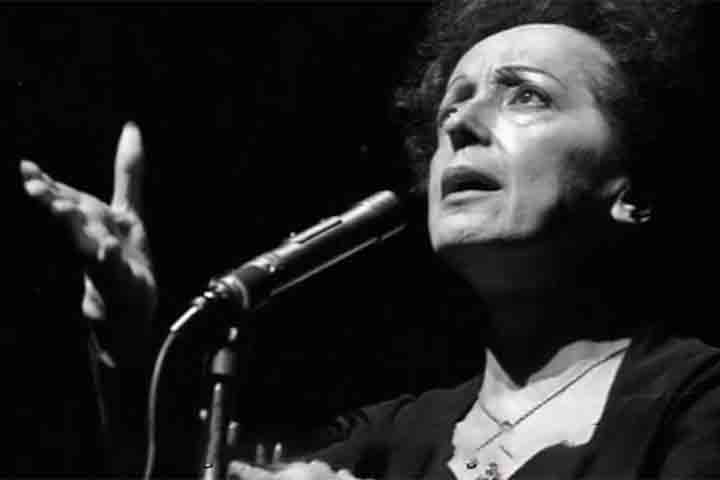 O pós-guerra consolidou Piaf como uma estrela internacional. Ela excursionou pela Europa, América do Sul e Estados Unidos, onde se apresentou em casas renomadas como o Carnegie Hall e o Ed Sullivan Show. 