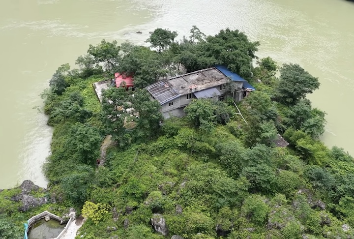 Apesar da fator curioso, a propriedade não se tornou ponto turístico. Pelo menos até agora, a paz da família está garantida. 