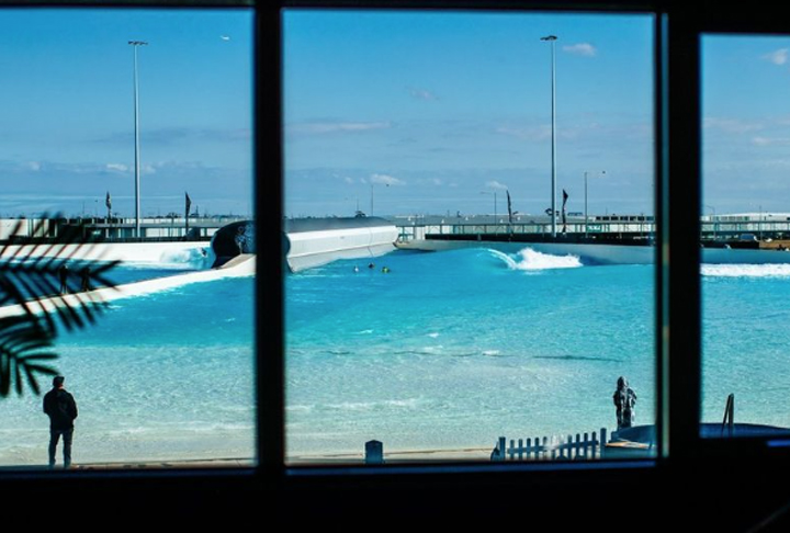 Urbnsurf - Melbourne - Austrália. Em abril de 2016, a empresa Urbnsurf anunciou que iria construir uma piscina de ondas nos arredores do aeroporto de Melbourne, na Austrália. Segundo a companhia, o custo previsto era de 28 milhões de dólares. 