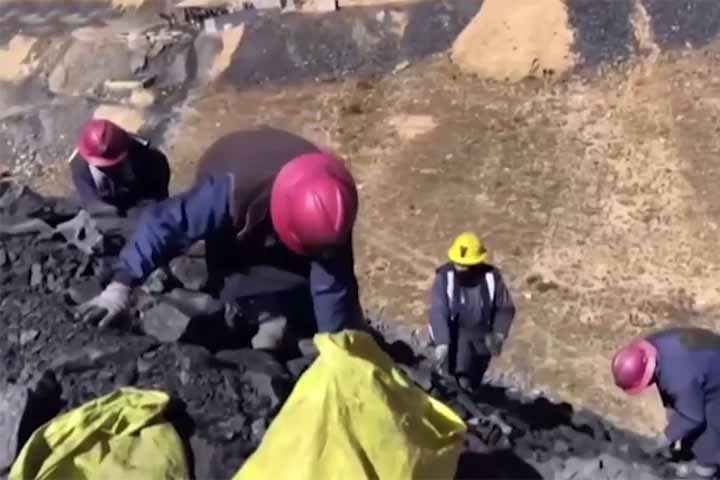 A principal atividade econômica é a mineração de ouro, realizada de forma artesanal e perigosa.