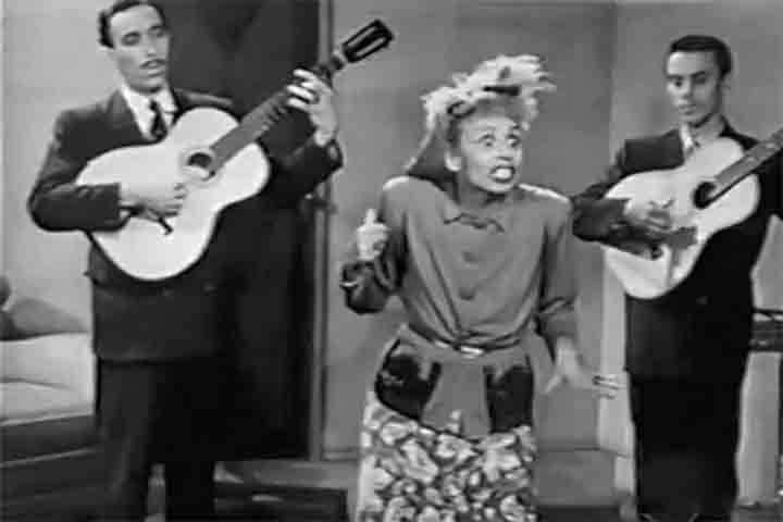 Nos palcos, onde estreou na cidade mineira de Leopoldina, Dercy moldou seu estilo inconfundível - espontâneo e irresistivelmente engraçado. Aos poucos, seu talento natural para a comédia e sua habilidade no deboche conquistaram plateias por todo o país. 
