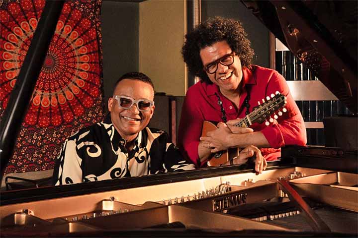 Influenciado pelo jazz, Hamilton incorpora a improvisação de forma brilhante em suas apresentações, assim como demonstra uma técnica ágil e expressiva que lhe rendeu comparações internacionais.