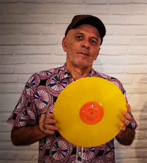 Em Recife, alguns dos fundadores do movimento, como DJ Renato L. e Fred 04, iniciaram um programa de rádio chamado Décadas, que facilitou ainda mais a influência do rock, principalmente da música underground da Inglaterra.