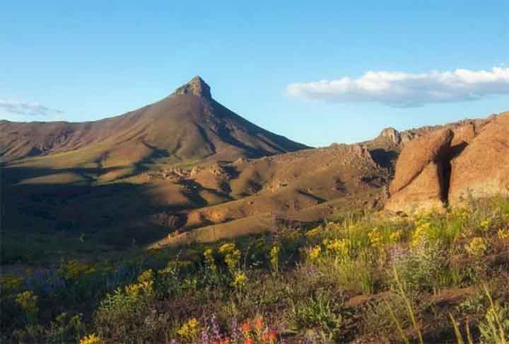 A atividade vulcânica no território brasileiro ocorreu principalmente na Era Mesozoica, há cerca de 200 a 60 milhões de anos, associada ao rompimento do supercontinente Gondwana e à abertura do Oceano Atlântico.
