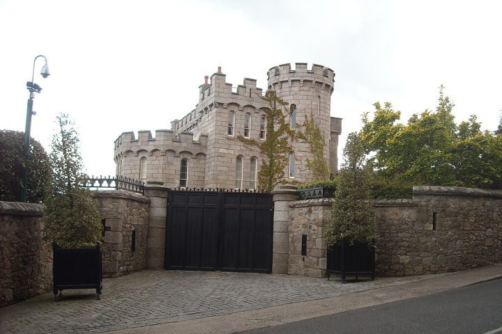 Segundo o tabloide The Sun, ela mora sozinha com seus gatos e uma equipe de segurança. 
