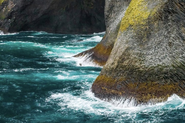 A textura rugosa, cheia de rachaduras e relevos, somada à cor escura do basalto, contribui ainda mais para a semelhança com a pele de um elefante.