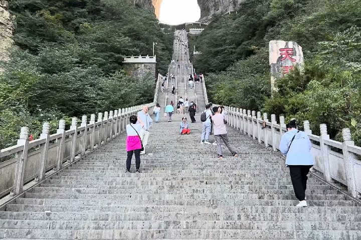 O número não é aleatório; na cultura chinesa, o nove é considerado um número de sorte, associado à eternidade e ao dragão, um símbolo imperial.