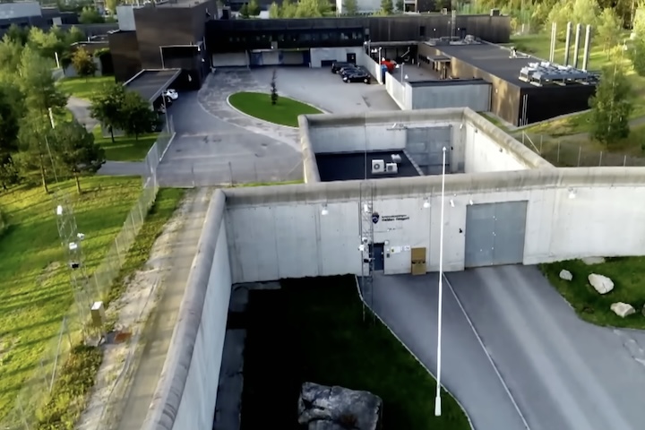 Até mesmo detalhes como o acabamento arredondado das paredes externas para suavizar a aparência da prisão foram implementados. 