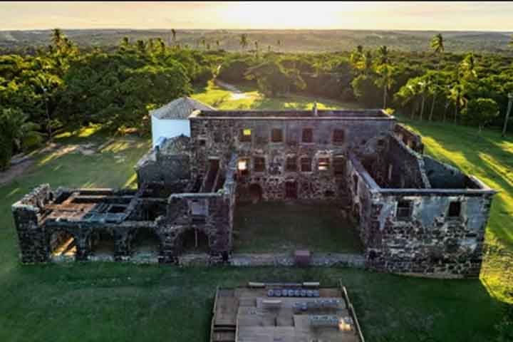 Além disso, o parque reúne exposições ao ar livre, com peças arqueológicas indígenas, africanas e portuguesas.