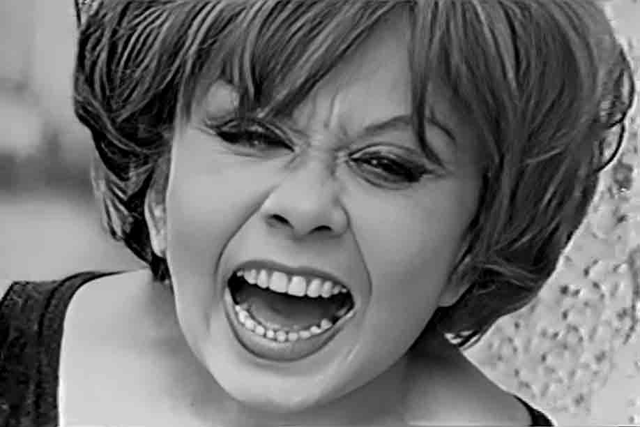 Aos 17 anos, na década de 1920, ela fugiu de casa em busca de uma vida melhor, juntando-se a uma companhia de teatro mambembe, dando início à sua longeva carreira artística. 
