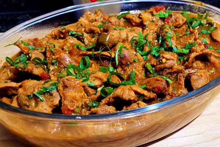 A moela apresenta níveis razoáveis de colesterol, o que exige moderação especialmente para pessoas com predisposição a doenças cardiovasculares.
