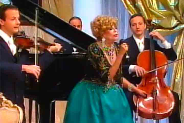 Em 1981, recebeu o Troféu Imprensa de melhor atriz - empatando com Dina Sfat. No mesmo ano, retornou à TV Record, onde apresentou “Dercy Sempre aos Domingos”, criado e dirigido por Chico de Assis. 
