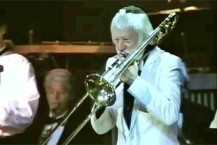 Após servir o exército americano durante a Segunda Guerra Mundial, Conniff se mudou para Nova York, onde iniciou a carreira como arranjador e instrumentista em orquestras de jazz e big bands. 
