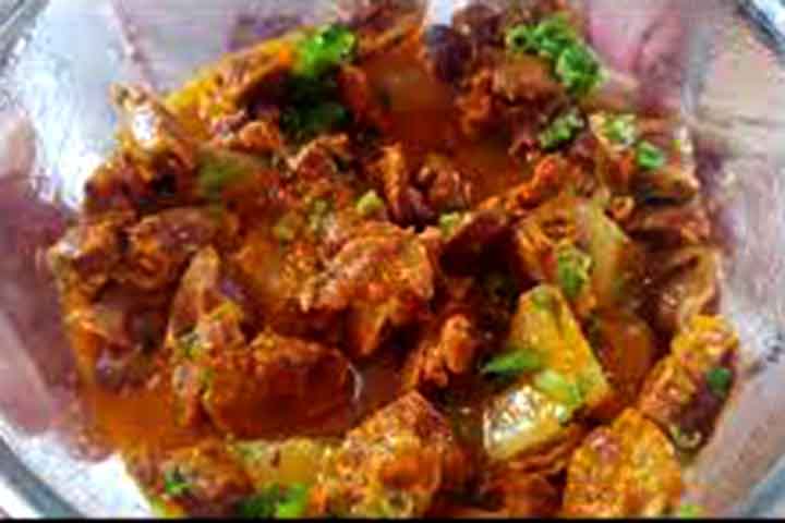 A sensação de saciedade tende a ser maior com menos calorias, especialmente se combinada com vegetais ou alimentos de baixa densidade energética.
