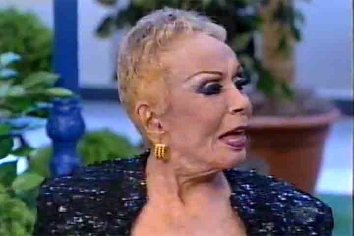 Em 1970, ela apresentou em Lisboa a peça “A Dama das Camélias”, sob a direção de Flávio Rangel. No ano seguinte, comandou o “Dercy em Família”, uma tentativa de repetir o sucesso da Globo, mas sem o mesmo suporte de produção, o que resultou em curta duração. 
