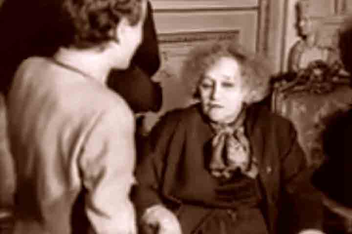 Na virada da década de 1960, Piaf passou por uma série de internações, cirurgias e crises de abstinência. Sofria de artrite reumatoide e de complicações hepáticas causadas pelo uso prolongado de medicamentos. 
