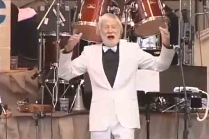 Seu repertório reunia versões orquestradas de grandes sucessos do pop e do jazz, temas de filmes e composições originais de atmosfera romântica.
