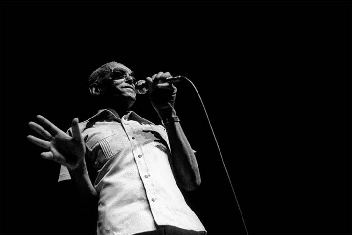 Mesmo assim, foi apenas em 1974, aos 65 anos de idade, que o sambista lançou seu primeiro disco solo, intitulado simplesmente “Cartola”. 
