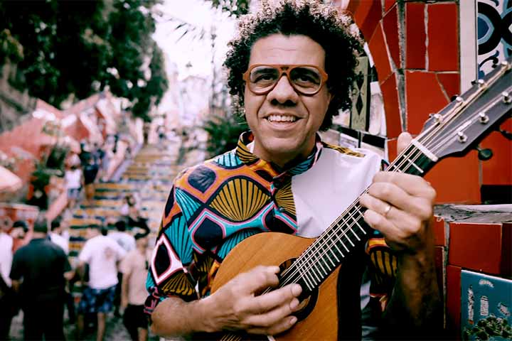 Possui dezenas de álbuns lançados, que vão desde trabalhos solo e em trio, como o aclamado Hamilton de Holanda Trio: Live in NYC, até parcerias com orquestras e outros instrumentistas.